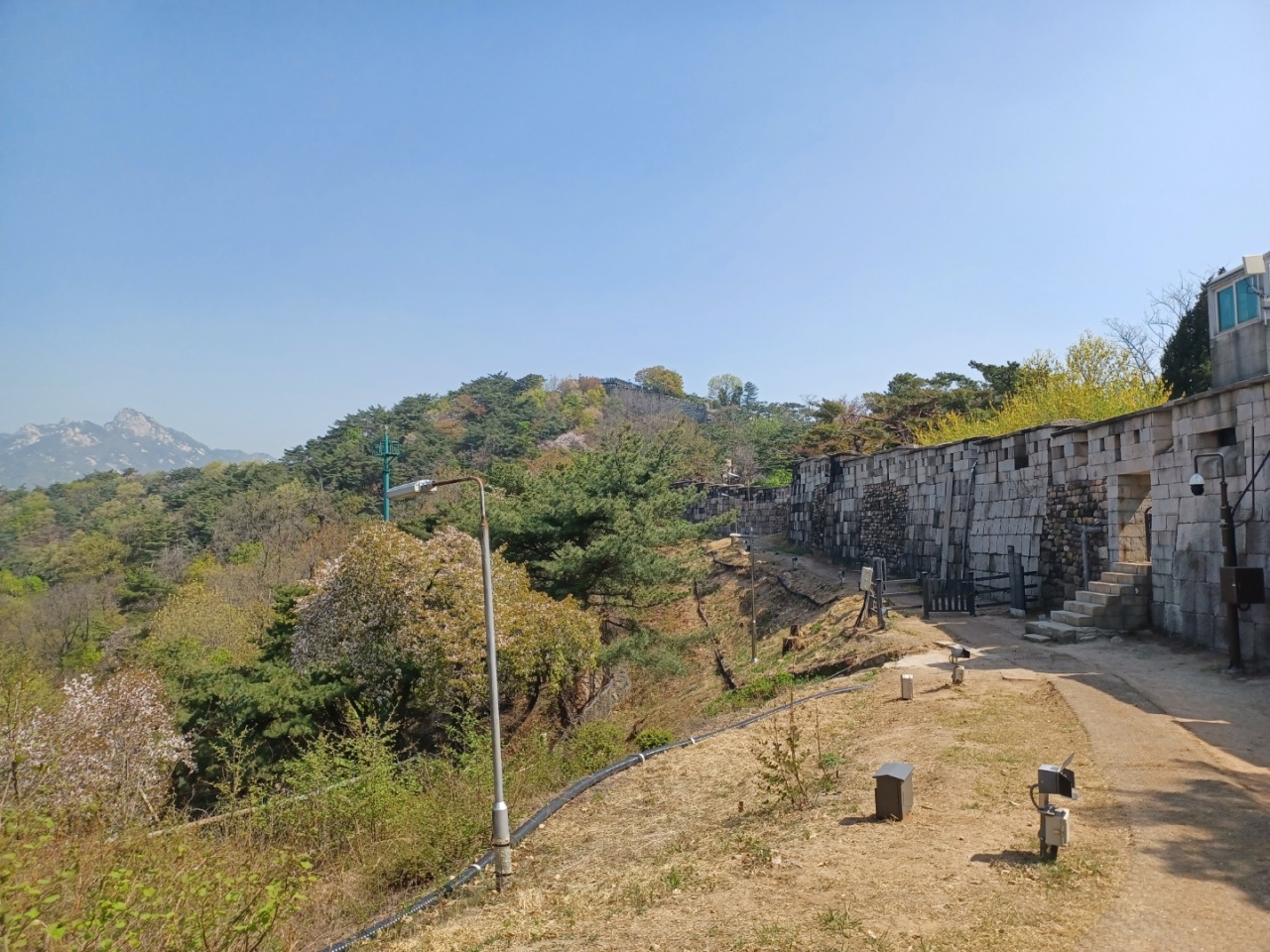 The connecting passage from Cheongundae Information Center to Gokjang, a crescent-shaped structure that protrudes from the main fortress wall. (Lee Si-jin/The Korea Herald)