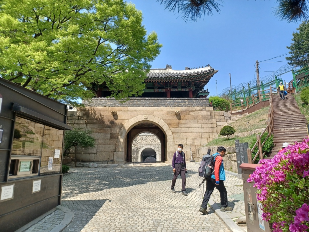 The Changuimun Gate in Jongno-gu, central Seoul (Lee Si-jin/The Korea Herald)