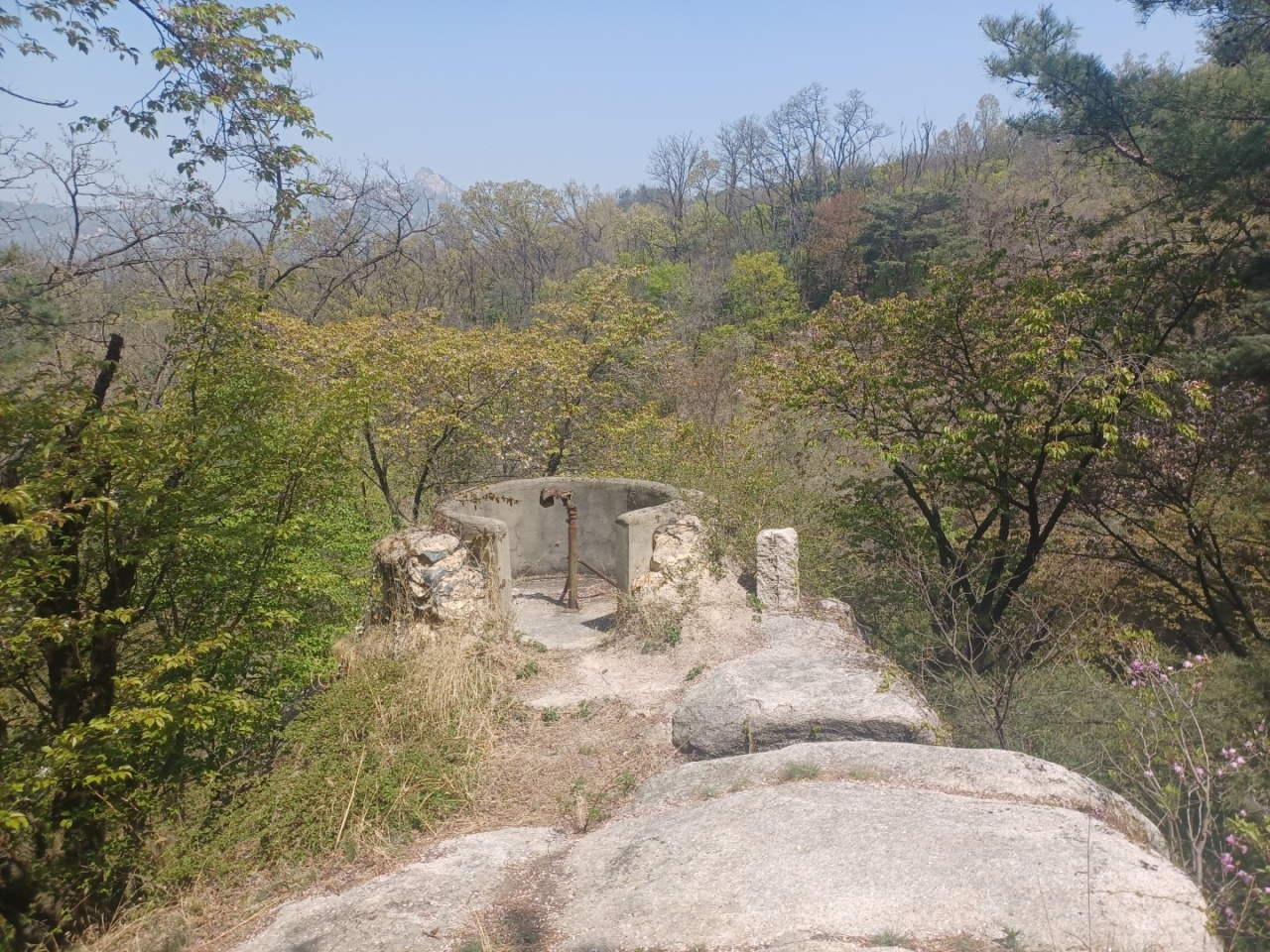 A now abandoned border post can be seen on the trail near Cheongundae Information Center. (Lee Si-jin/The Korea Herald)