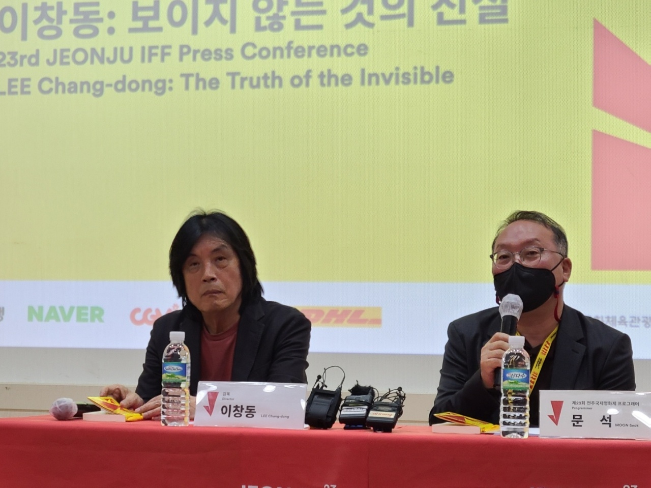 From left: Director Lee Chang-dong and Jeonju International Film Festival co-programmer Moon Seok talk during a press conference held at Jeonju Jungbu Vision Center in Jeonju, North Jeolla Province. (Song Seung-hyun/The Korea Herald)
