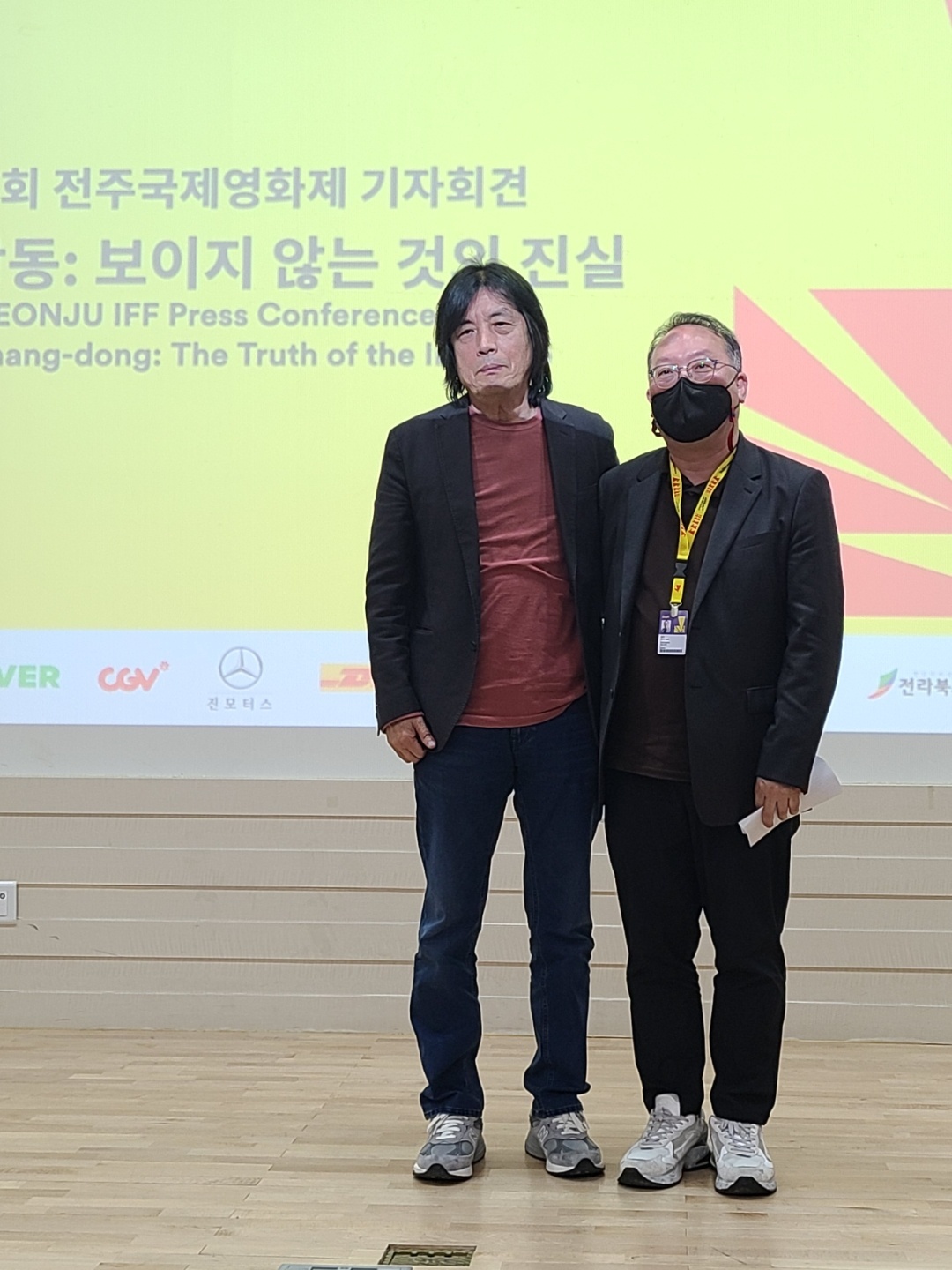 From left: Director Lee Chang-dong and Jeonju International Film Festival co-programmer Moon Seok pose after a press conference held at Jeonju Jungbu Vision Center in Jeonju, North Jeolla Province. (Song Seung-hyun/The Korea Herald)