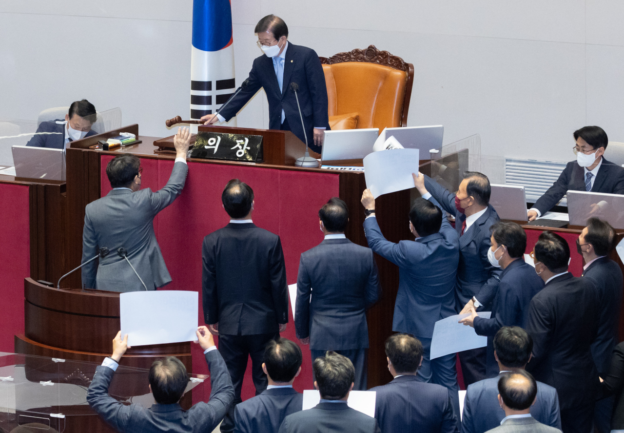 The ruling party-dominated National Assembly on Saturday passed one of two controversial bills on prosecution reform amid strong protest from the main opposition party. (Yonhap)