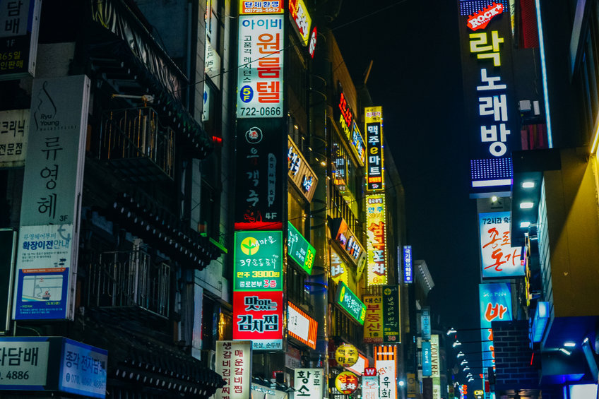 Illuminated signboards at stores in Jongno-gu, Seoul (©ibrester/123rf)
