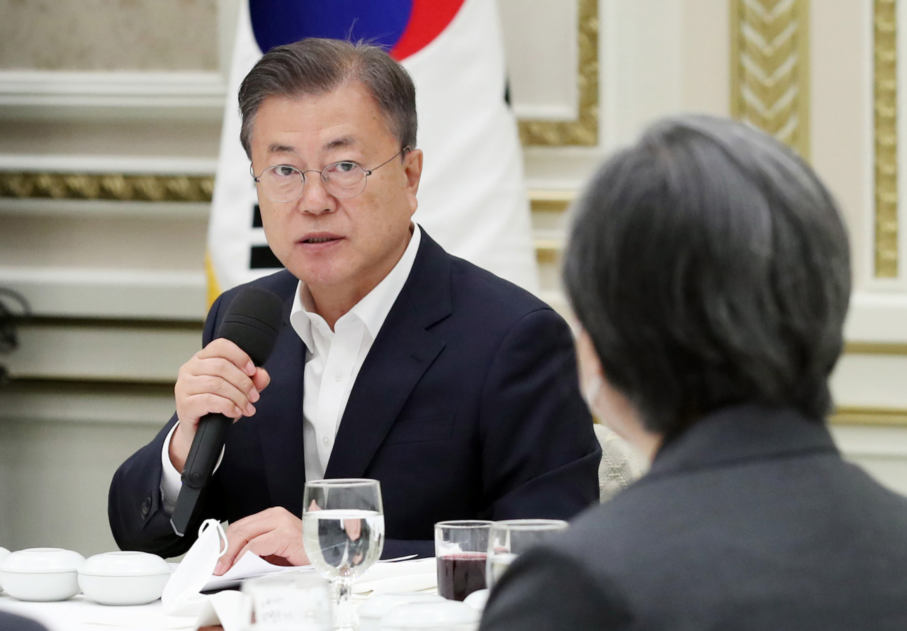 President Moon Jae-in speaks at a meeting with epidemic front-line workers and medical officials at Cheong Wa Dae on Thursday. (Yonhap)