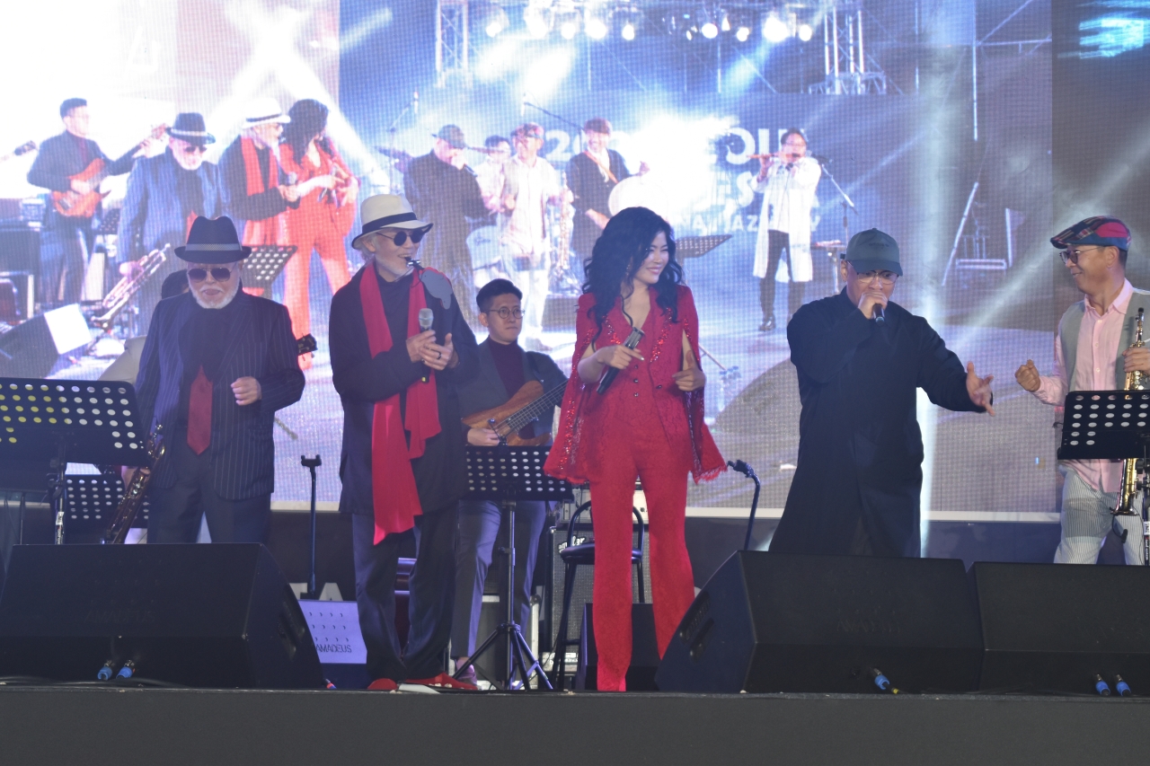 First-generation Korean jazz musicians, as well as vocalist Woongsan (third from right) and rapper MC Sniper (second from right) perform on stage at “2022 Seoul Jazz Festa” held on Nodeul Island, Seoul, Saturday. (Jie Ye-eun/The Korea Herald)