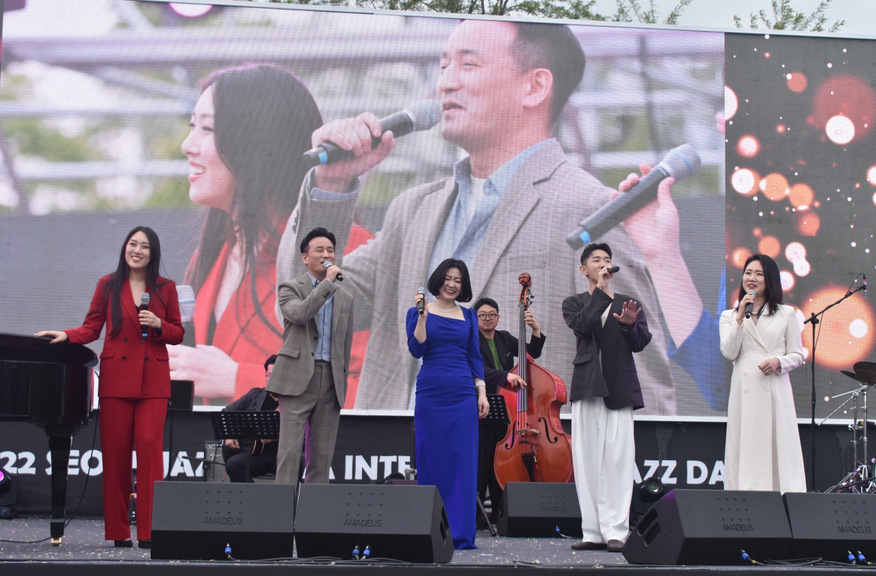 Jazz vocalists perform together at 