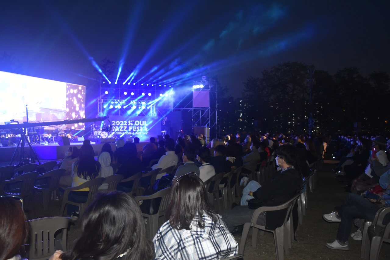 People watch stage performances at “2022 Seoul Jazz Festa” on Nodeul Island, Seoul, Saturday. (Jie Ye-eun/The Korea Herald)