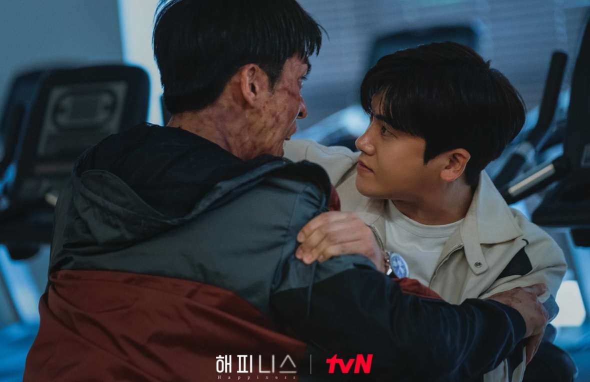 Park Hyung-sik plays police detective Yi-hyun, who tries to investigate a disease spreading in a newly build apartment building in “Happiness” (tvN)