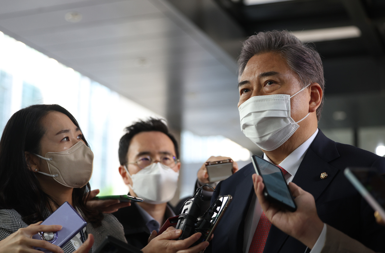 South Korean Foreign Minister nominee Park Jin speaks with reporters after arriving at his temporary office in Seoul on April 20 ahead of preparations for his parliamentary confirmation hearing. (Yonhap)