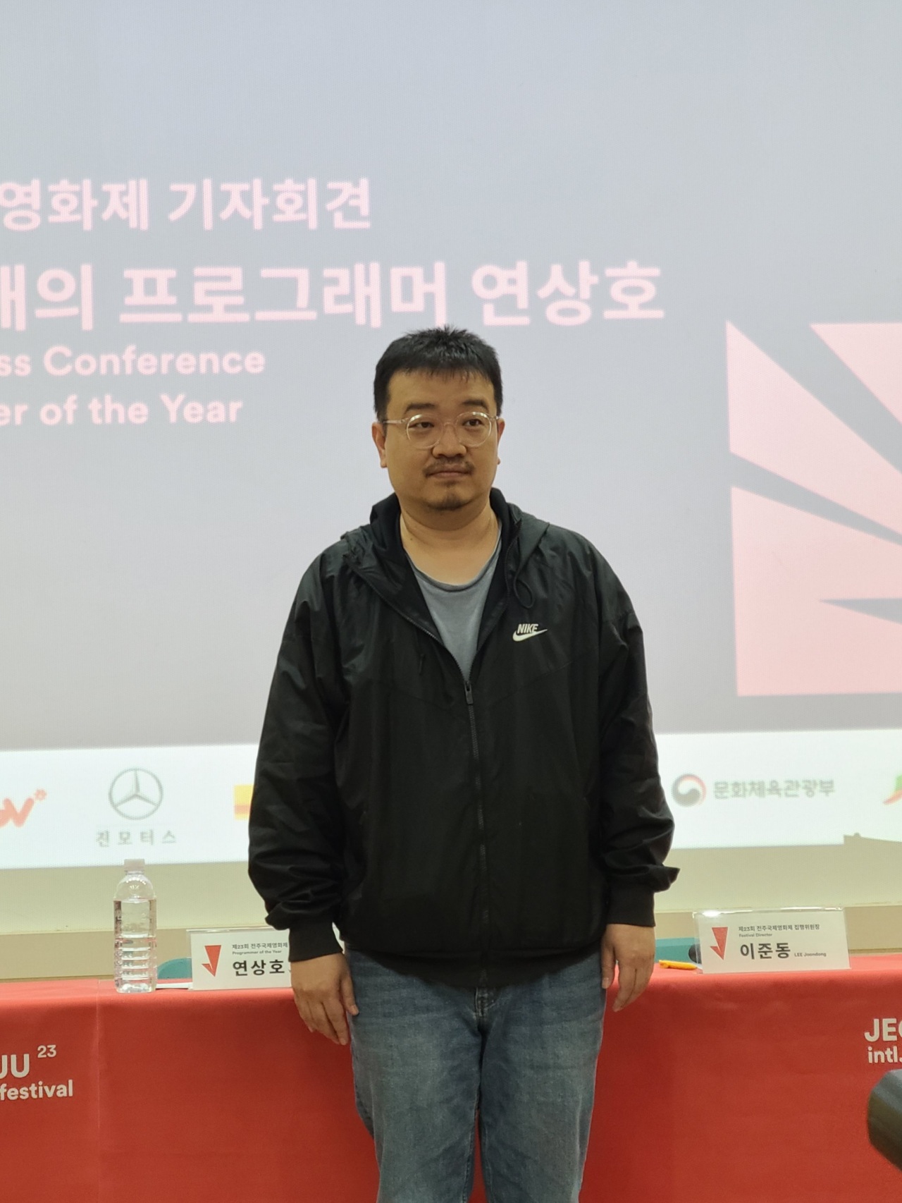 Director Yeon Sang-ho poses after a press conference for “J Special: Programmer of the Year” held at Jeonju Jungbu Vision Center in Jeonju, North Jeolla Province on Sunday (Song Seung-hyun/The Korea Herald)
