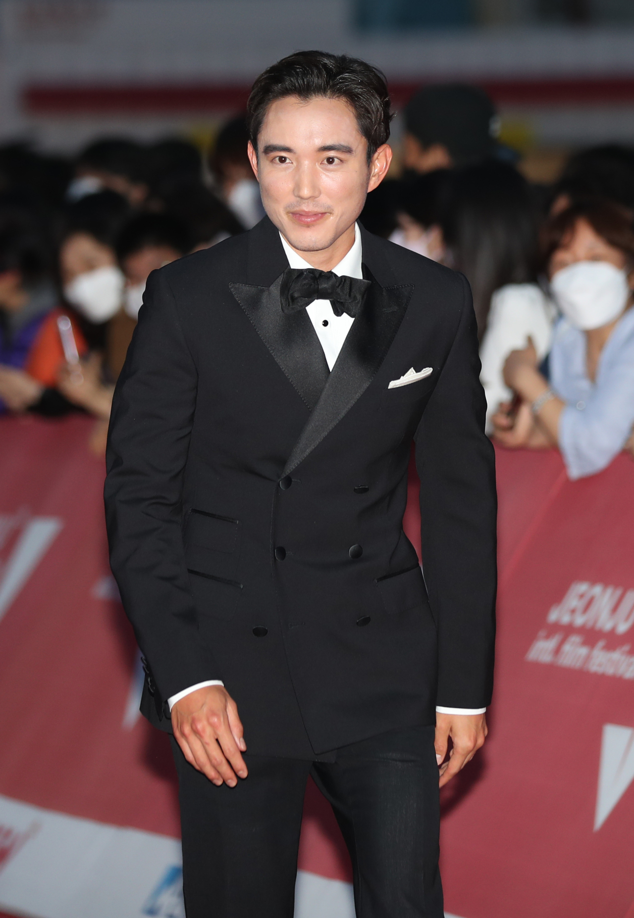 Actor Justin H. Min walks the red carpet at the opening of the 23rd Jeonju International Film Festival, held at the Jeonju Dome in Jeonju, North Jeolla Province, on Thursday.  (Perhaps)