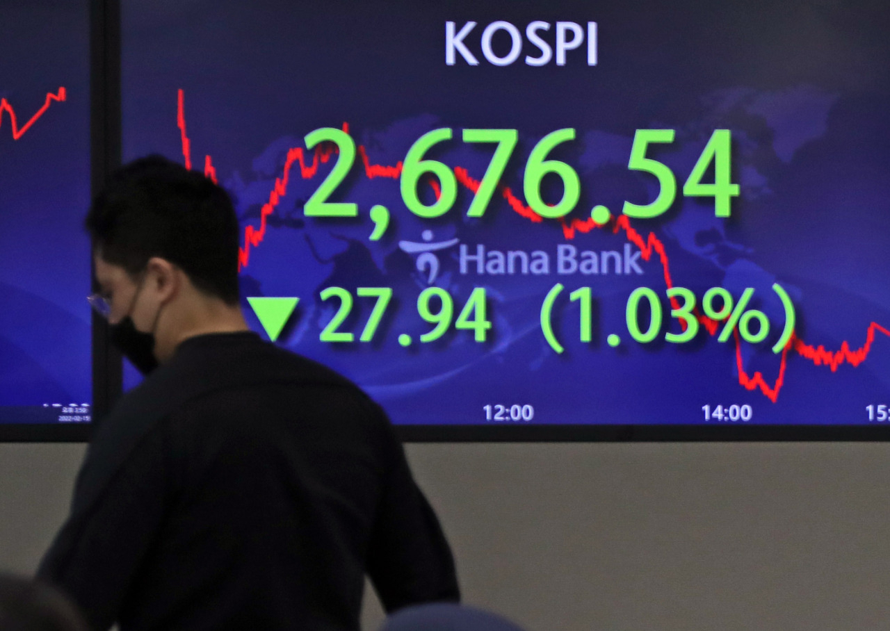 An electronic board showing the Korea Composite Stock Price Index (Kospi) at a dealing room of the Hana Bank headquarters in Seoul on Monday. (Yonhap)