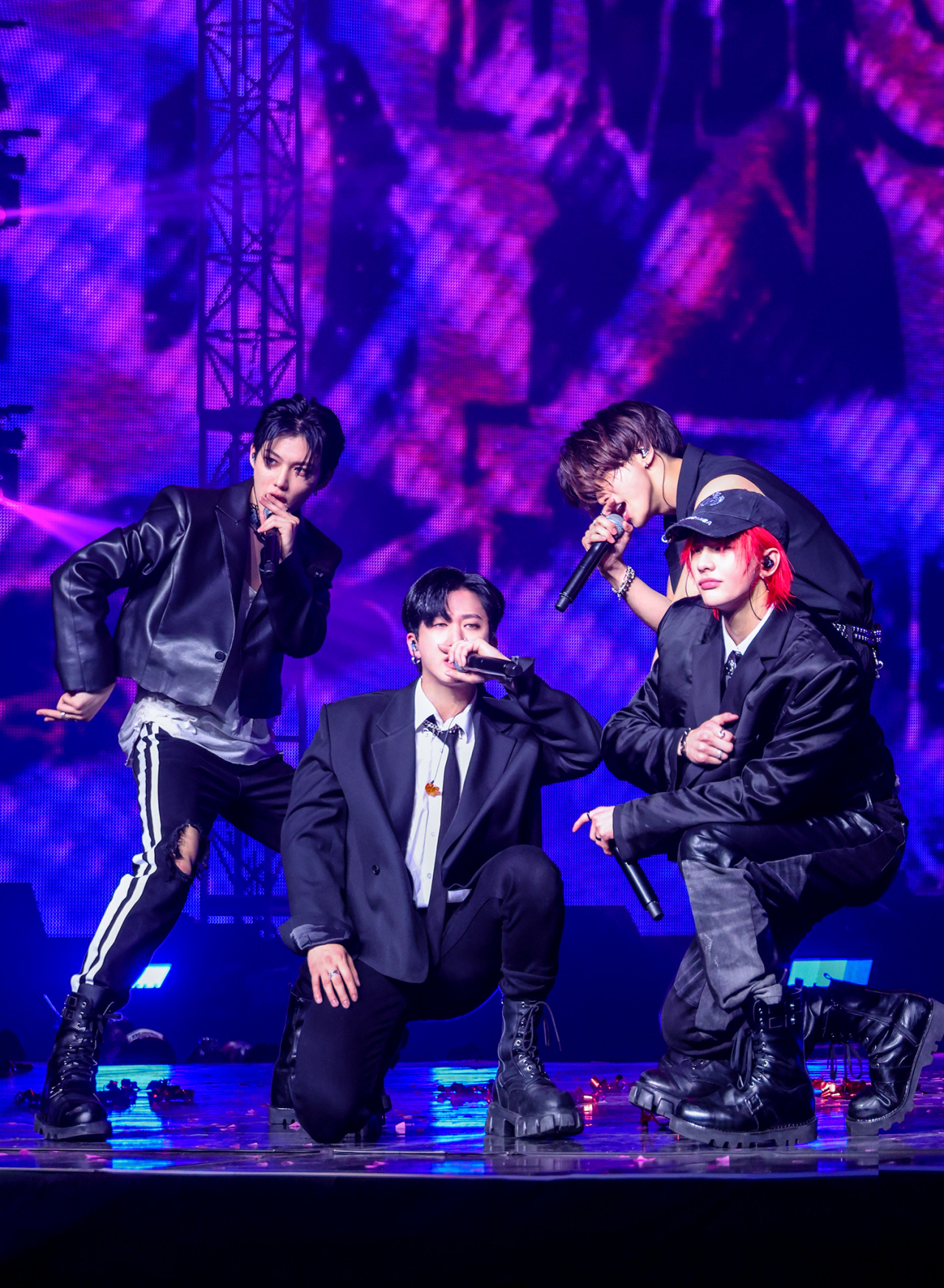 Chang-bin, Hyun-jin, Han and Felix of boy band Stray Kids perform “Muddy Water” during its second world tour, “Maniac,” in Seoul on Sunday. (JYP Entertainment)
