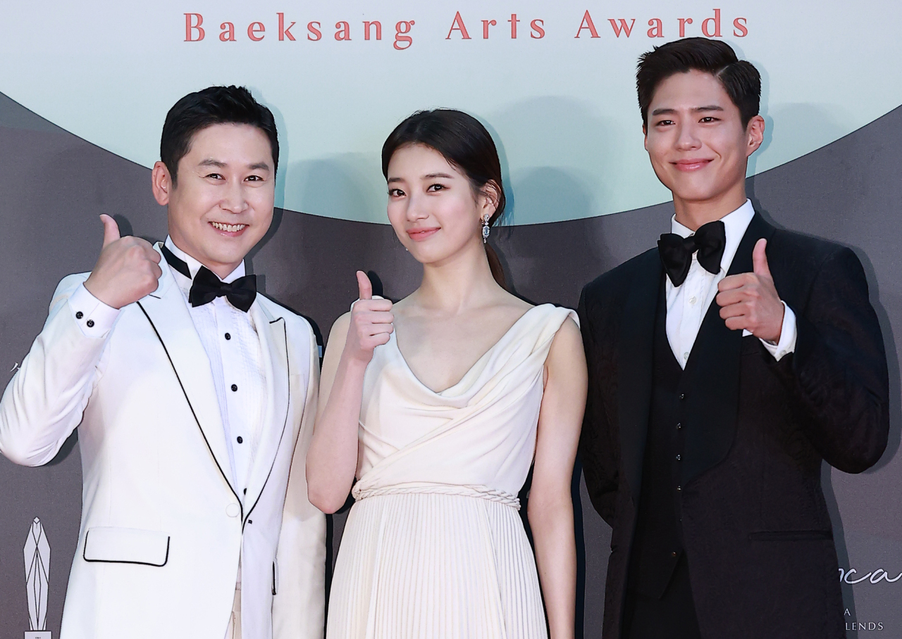 From left: Comedian-television host Shin Dong-yup, singer-actor Suzy and actor Park Bo-gum poses for photos during the 56th Baeksang Arts Awards held at Kintex in Goyang, northwest Gyeonggi Province, in June 2020. (Baeksang Arts Awards)