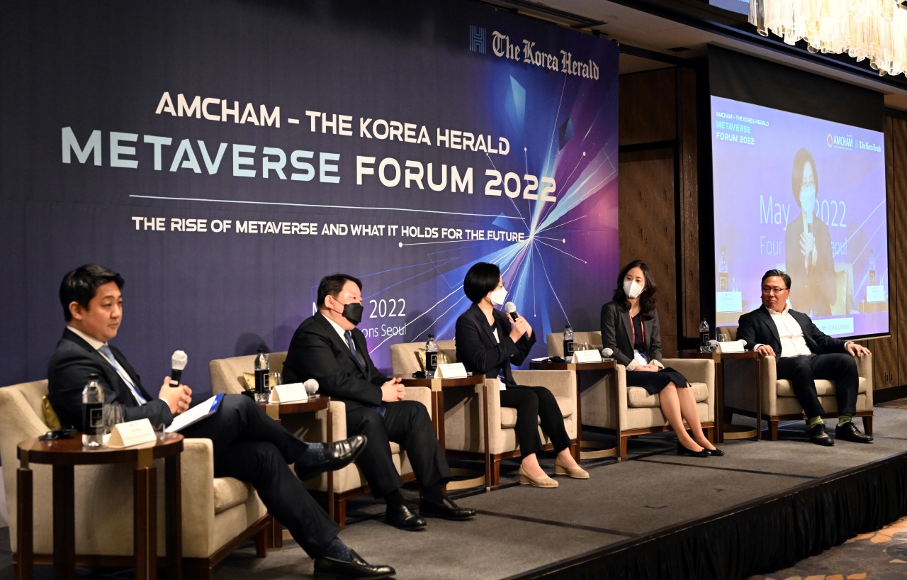 (From left) Dr. Eric Kim, adjunct professor at Hanyang University and founder of Datacrunch Global; Steve Park, director of public policy for Meta Korea and Japan; Lee Mi-yeon, Metaverse CO partnership team leader at SK Telecom; Mooni Kim, foreign attorney at Kim & Chang; and Patrick Yoon, managing director at crypto.com Korea, are on stage for a panel talk at Four Seasons Hotel Seoul on Monday. (Park Hyun-koo/The Korea Herald)