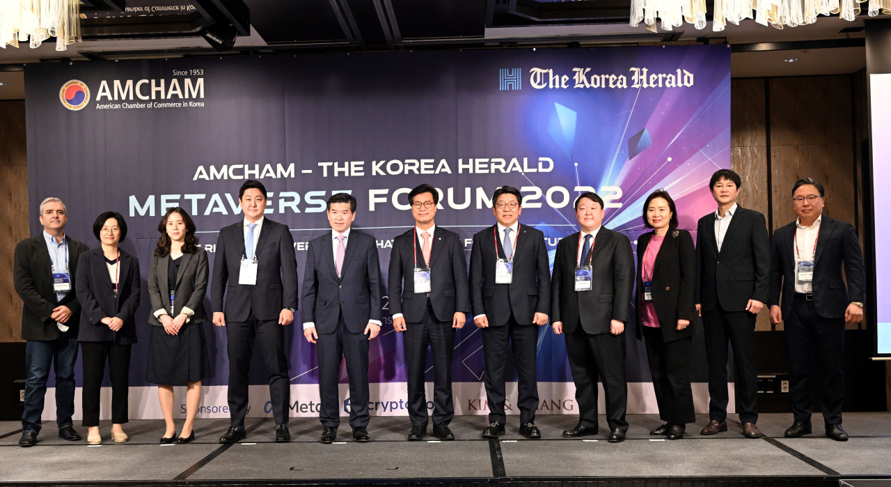 Speakers and hosts of Metaverse Forum 2022, including The Korea Herald CEO Choi Jin-young (fifth from right); Kim Yeung-shik, vice chair of Science, ICT, Broadcasting and Communications Committee at the National Assembly (sixth from right); and AmCham Chairman and CEO James Kim (seventh from right) pose for a photo at the event venue Four Seasons Hotel Seoul on Monday. (Park Hyun-koo/The Korea Herald)