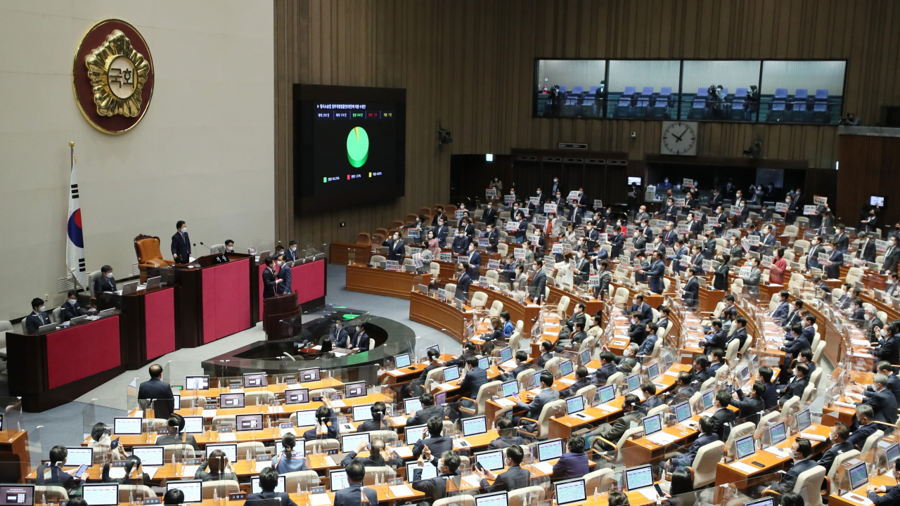 Lawmakers pass a revision to the Criminal Procedure Act, the remaining half of the ruling Democratic Party's prosecution reform legislation, at a plenary session at the National Assembly in Seoul on Tuesday. (Yonhap)