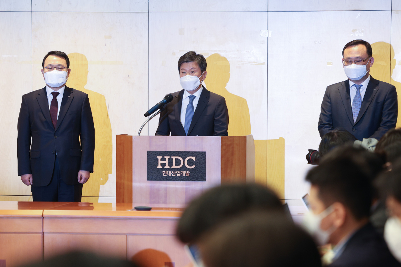 From left: HDC Hyundai Development Co. CEO Yoo Byung-kyu, HDC Group Chairman Chung Mong-gyu, HDC Hyundai Development Co. CEO Ha Won-ki speaks during a press conference held in Seoul, Wed)nesday. (Yonhap