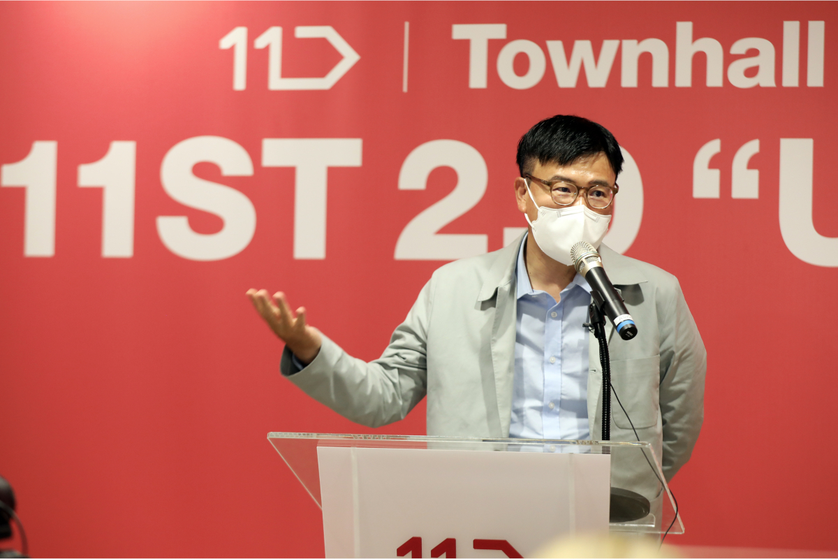 Ha Hyung-il, CEO of 11st, speaks during a town hall meeting at 11 Street Headquarters in Jung-gu, Central Seoul, Tuesday. (11st)