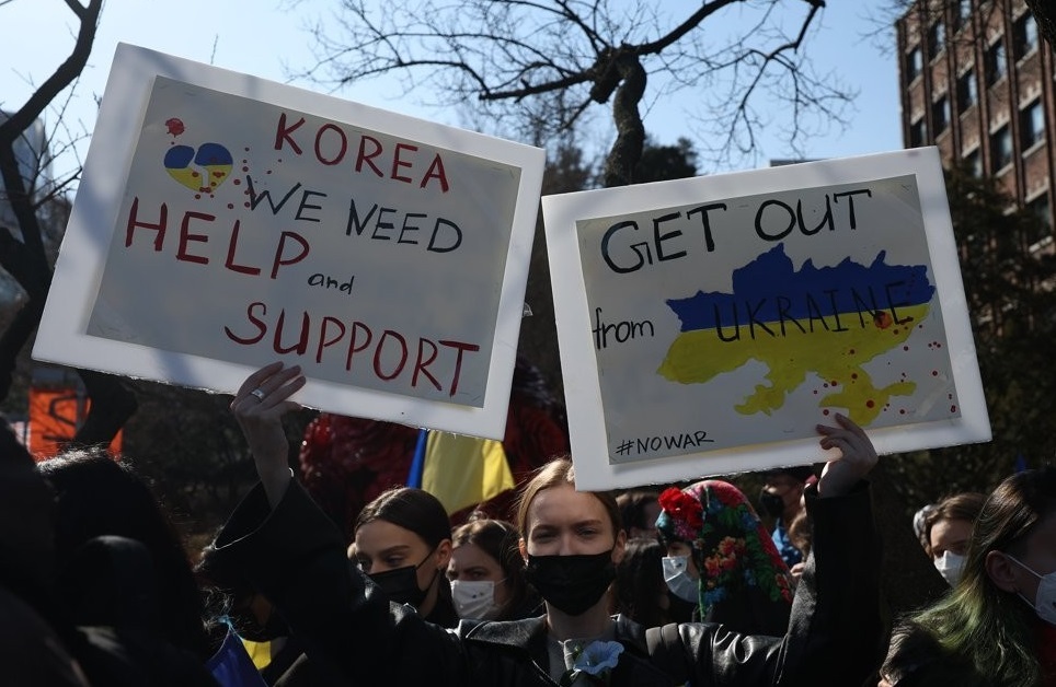 Ukrainians residing in South Korea hold a rally to call on Russia to stop its invasion of their country in front of the Russian Embassy in Seoul in February. (Yonhap)