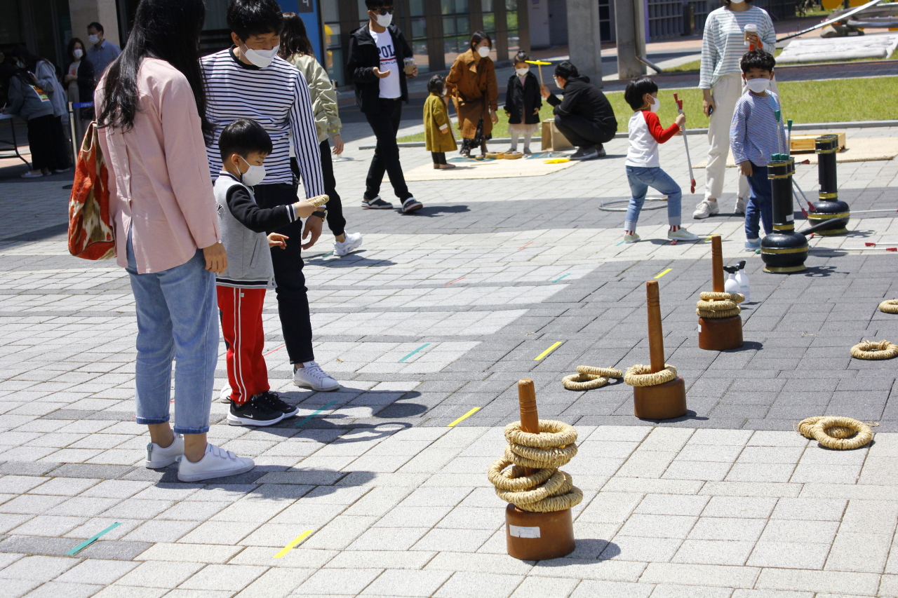 A family plays traditional games at the NIHC’s courtyard during a workshop in 2020. (NIHC)