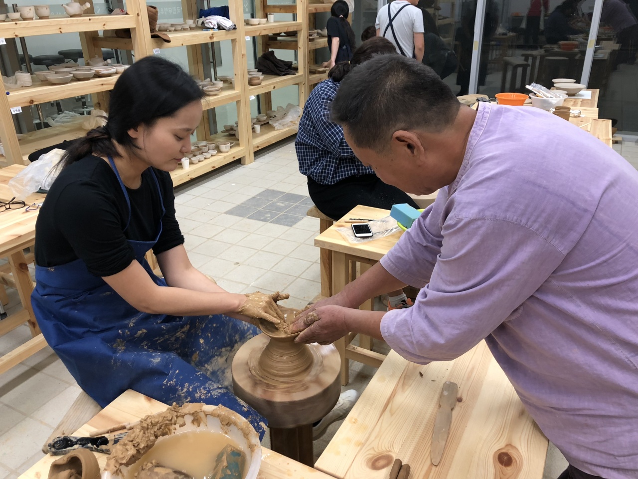 A visitor learns Korean pottery making led by a professional instructor during an NIHC workshop in 2019. (NIHC)
