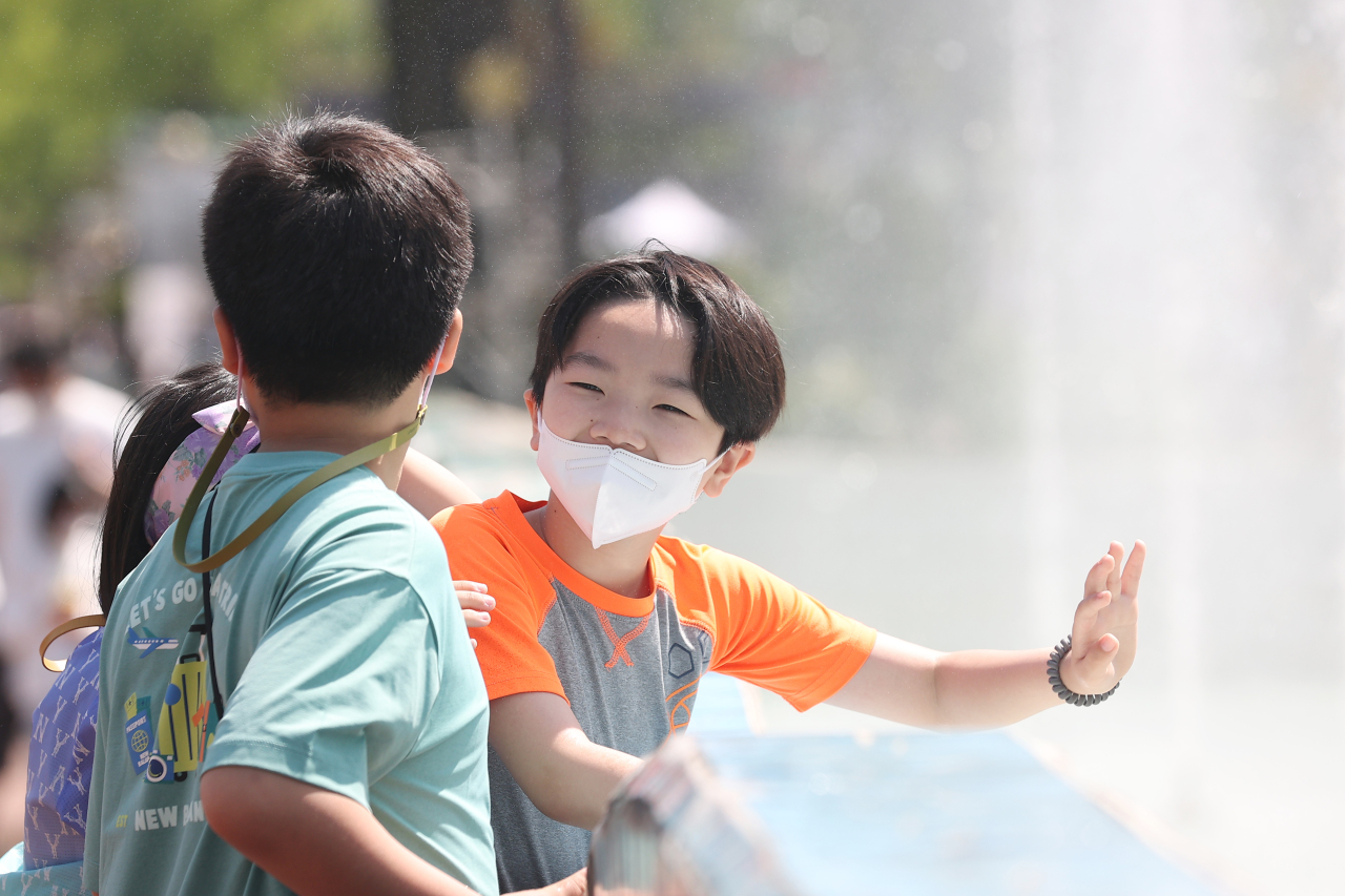 Children play by a fountain installed inside Children’s Grand Park in Seoul, Thursday. (Yonhap)