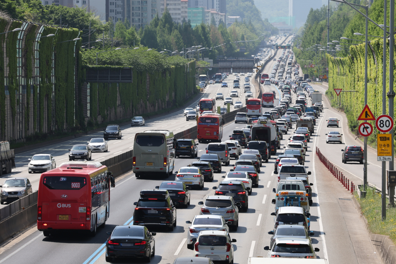 Roads and highways leading to popular Children’s Day destinations are clogged with traffic as the country marked the annual holiday for kids on May 5. (Yonhap)
