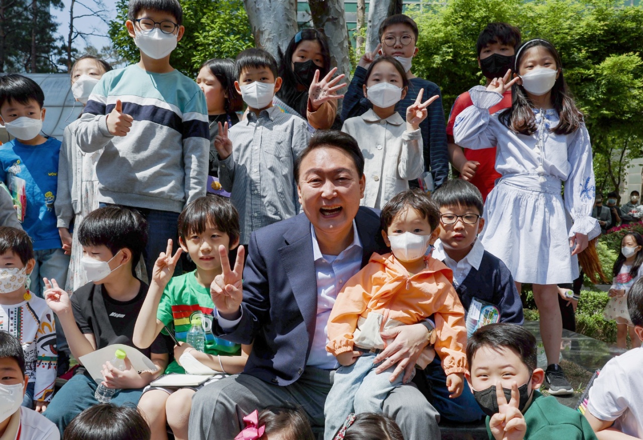 President-elect Yoon Suk-yeol meets with his young neighbors at his residential complex in Seocho, southern Seoul. (Yonhap)