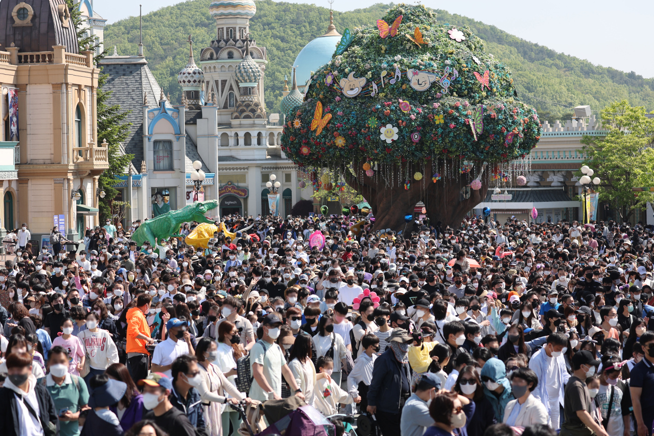 Everland Theme Park in Yongin, Gyeonggi Province, the country’s largest, is seen swarming with visitors. (Yonhap)