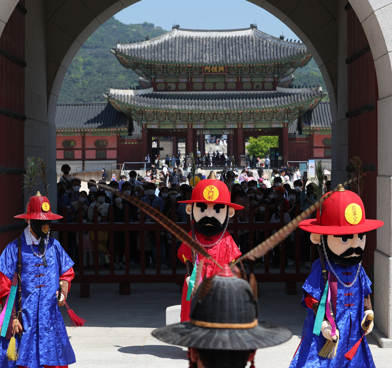 The usually emotionless royal guards at Gyeongbokgung, central Seoul, sport kid-friendly masks for Children‘s Day. (Yonhap)