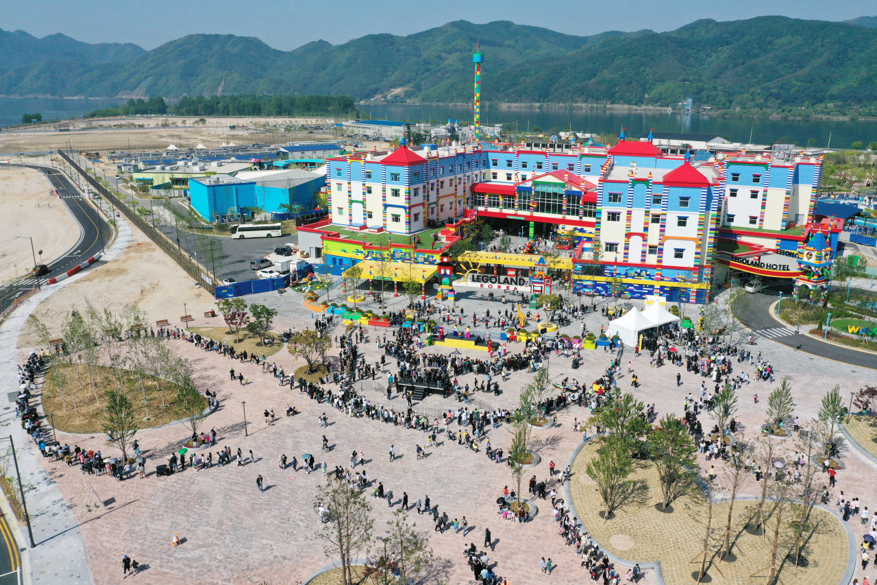 Visitors queue up to enter the Legoland theme park in Chuncheon, Gangwon Province, Thursday. (Yonhap)