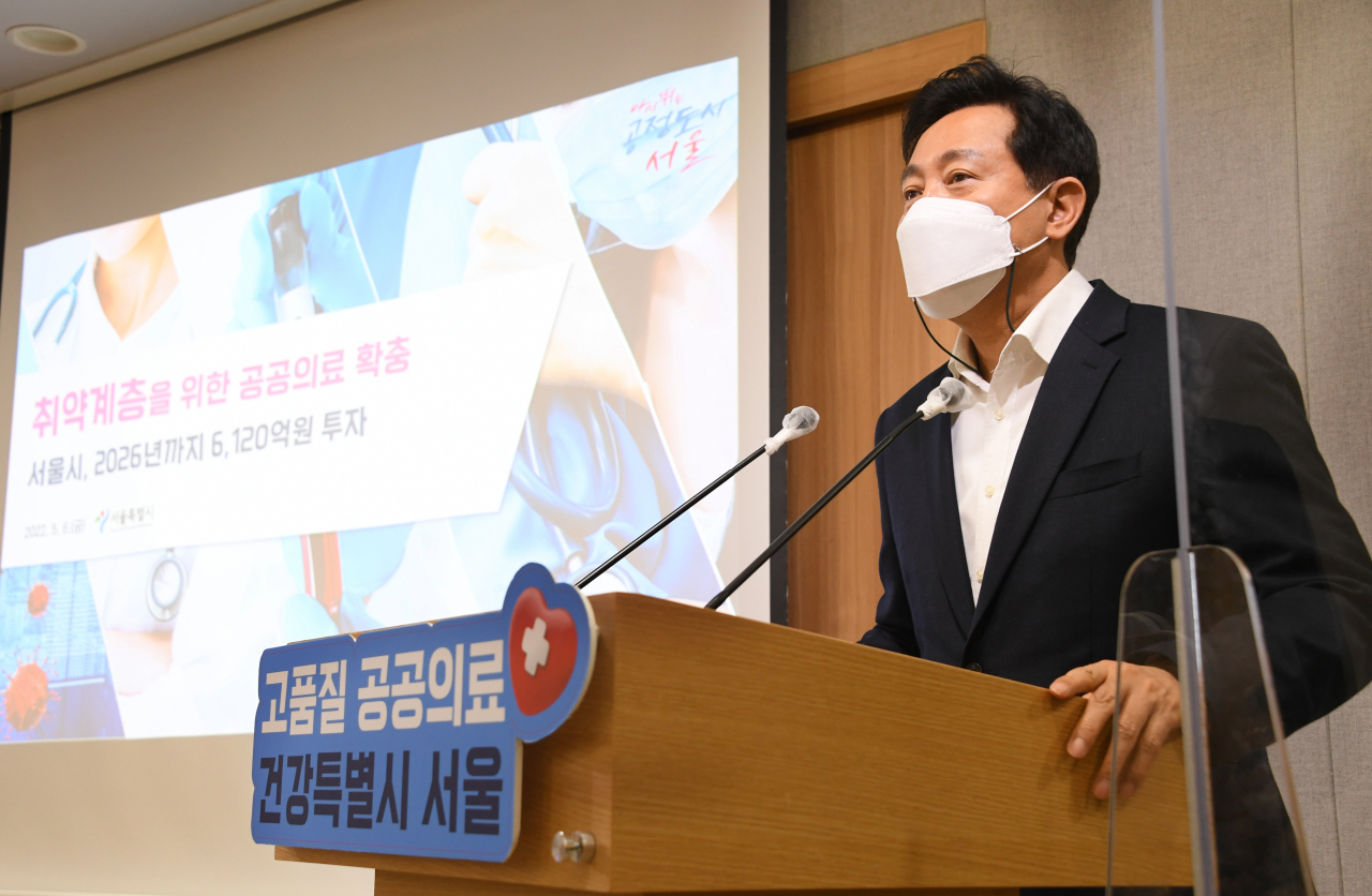 This photo provided by the Seoul city government shows Mayor Oh Se-hoon announcing a 612 billion-won project to beef up the city's public health services during a briefing on Friday, at Seoul City Hall. (Seoul city government)