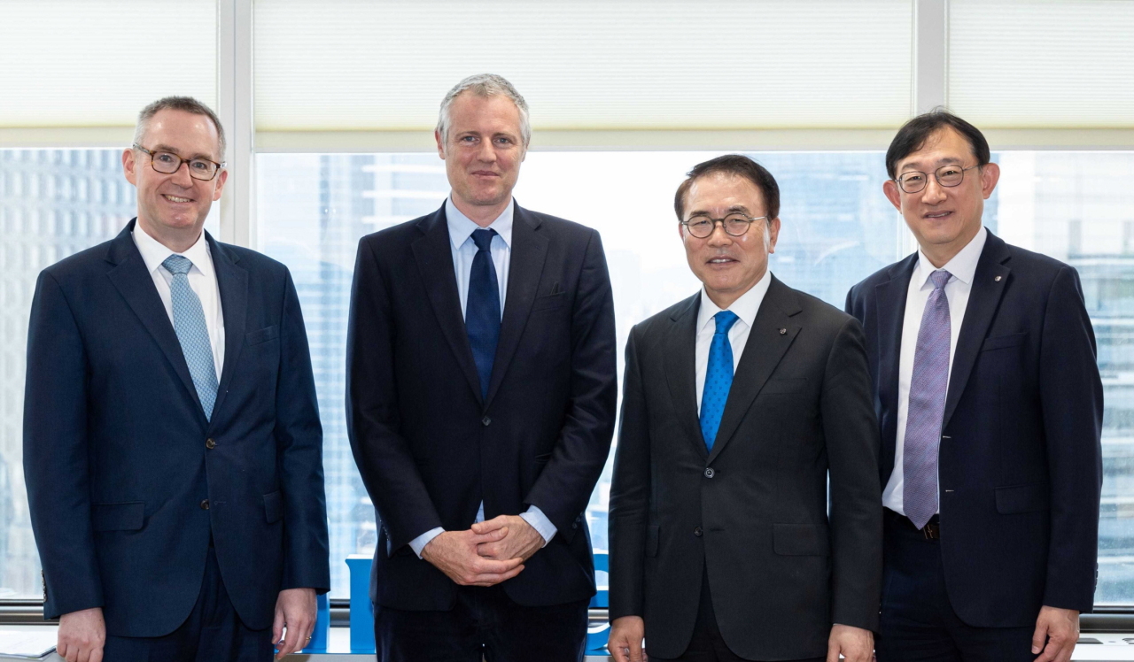 From left, British ambassador to Korea Colin Crooks, UK Environment Minister Zac Goldsmith, Shinhan Financial Group Chairman Cho Yong-byeong and Shinhan’s Managing Director of Global Business Seo Seung-hyeon pose for a photo at the Korean bank‘s headquarters in central Seoul on Friday. (Shinhan Financial Group)