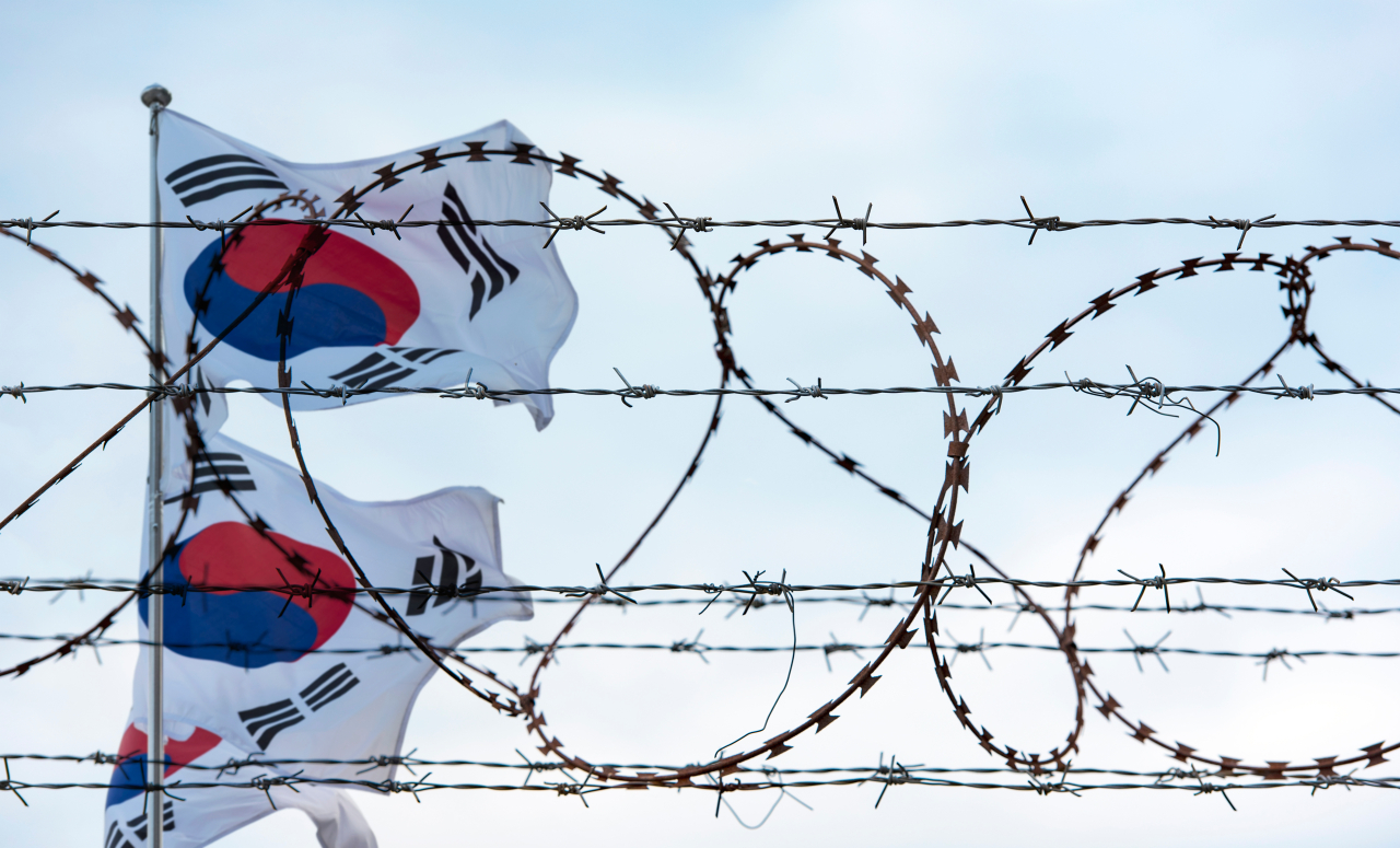 South Korean flags are flying on a mast in the Demilitarized Zone separating South and North Korea. (123rf)
