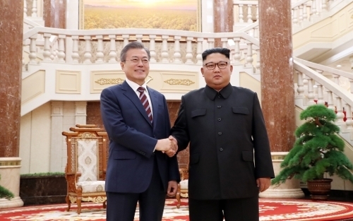 South Korean President Moon Jae-in (left) and North Korean leader Kim Jong-un at the third inter-Korean summit in September 2018. (Joint Press Corps)