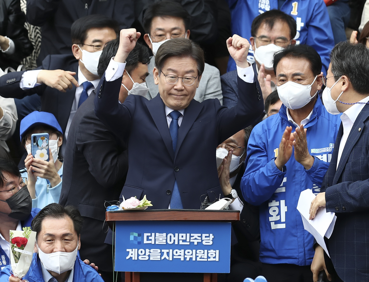 Former Gyeonggi Province Gov. Lee Jae-myung greets his supporters during a press conference held Sunday in Incheon for Lee to officially announce his bid to run in the parliamentary by-election for a constituency in Gyeyang-gu, Incheon. (Joint Press Corps)