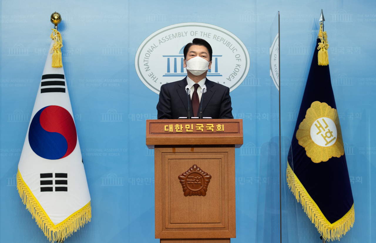Ahn Cheol-soo, head of the transition team for President-elect Yoon Suk-yeol, speaks during a press conference held Sunday at the National Assembly. (Joint Press Corps)