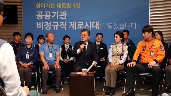 President Moon Jae-in speaks during his meeting with workers of the Incheon International Airport Corp. on May 12, 2017. (Cheong Wa Dae Press Corps)