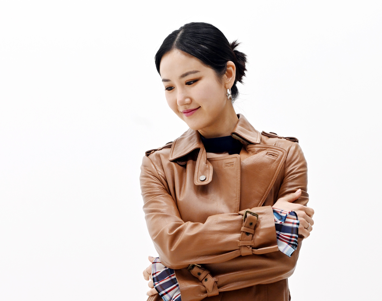 Park Hye-sang poses for photos during an interview with The Korea Herald on April 4.  (Park Hyun-koo/The Korea Herald)