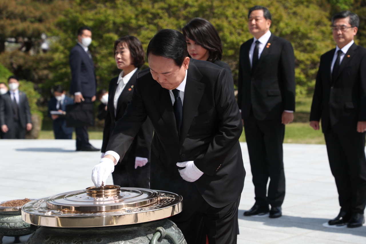 President Yoon Suk-yeol burns incense to pay tribute to South Korean martyrs and war heroes at the National Cemetery in Seoul on Tuesday morning, before heading for his inauguration ceremony. (Yonhap)