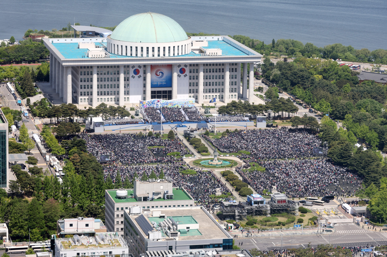 More than 40,000 people attend President Yoon Suk-yeol’s inauguration ceremony in front of the National Assembly in Seoul on Tuesday. (Yonhap)