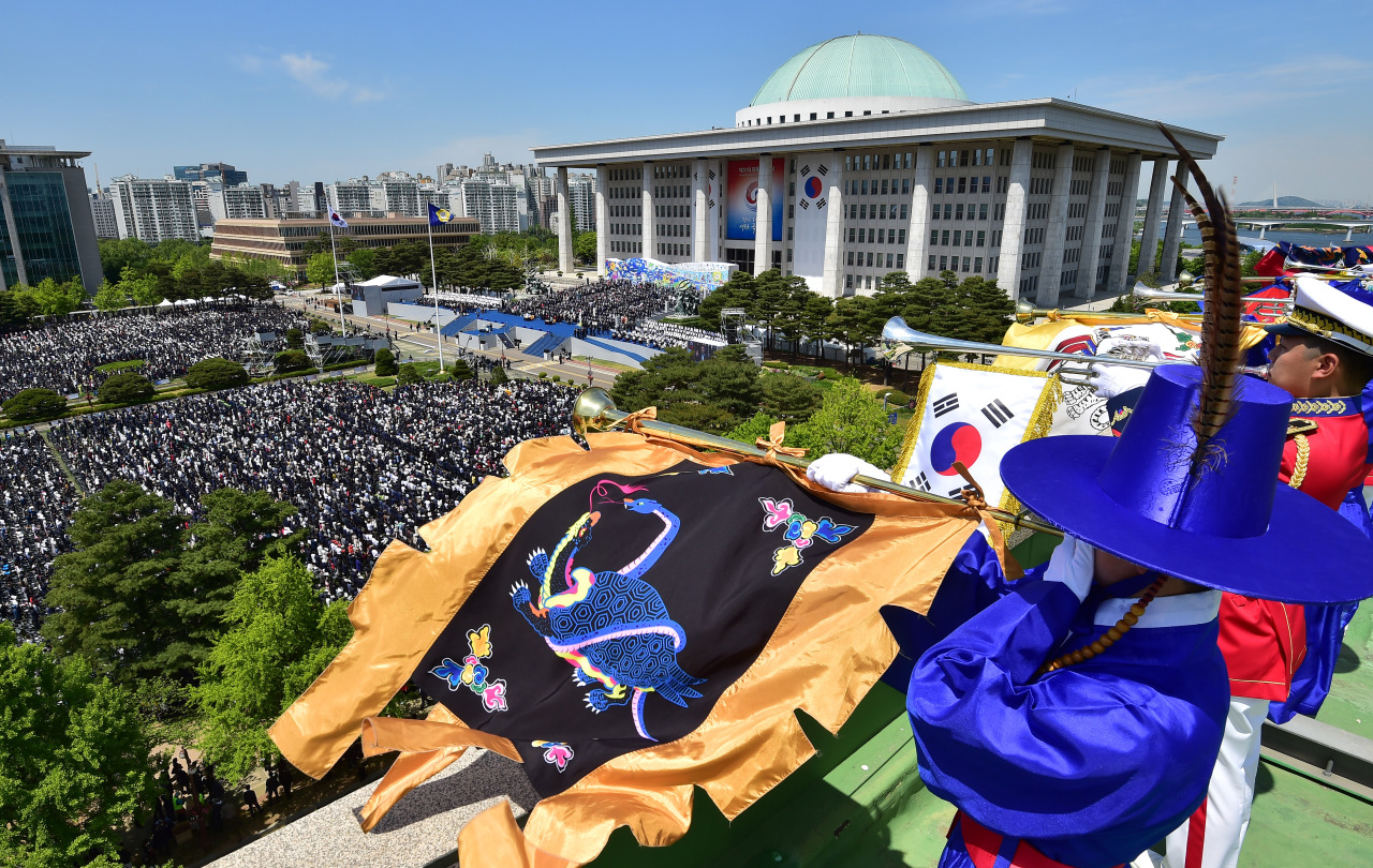People gather to enter President Yoon Suk-yeol`s inauguration ceremony in front of the National Assembly in Seoul on Tuesday. (Yonhap)