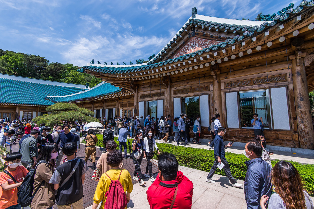 People stand in line to view the official residence at Cheong Wa Dae on Tuesday. (Presidential Transition Committee Joint Press Corps)