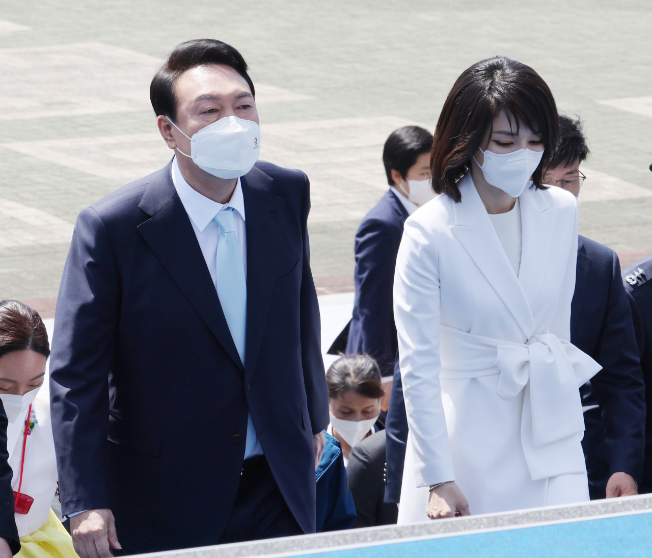 President Yoon Suk-yeol and first lady Kim Keon-hee arrive at the National Assembly in Yeouido, Seoul, Tuesday, for the presidential inauguration ceremony. (Yonhap)