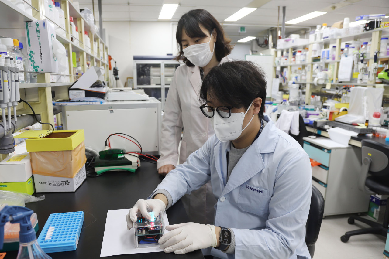 Researchers test a diagnosis platform for Alzheimer’s disease using blood. (Korea Research Institute of Bioscience and Biotechnology)