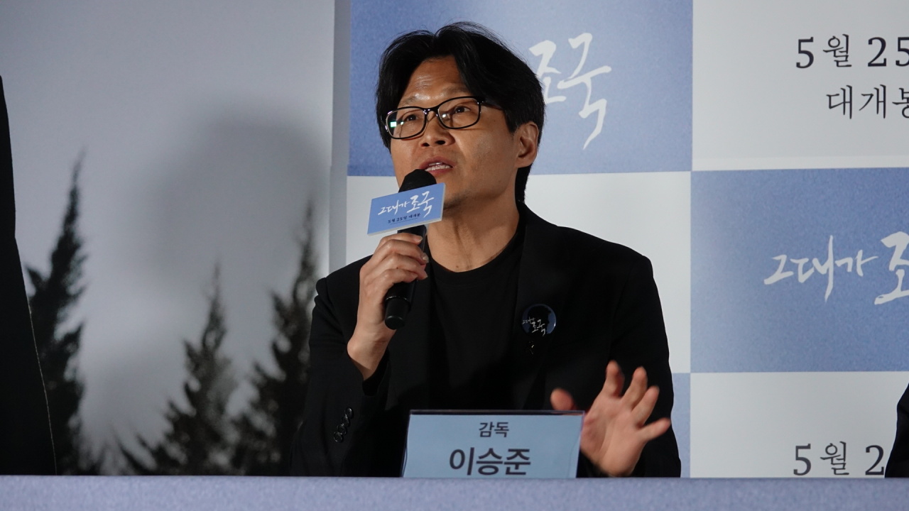 “The Red Herring“ director Yi Seung-jun speaks during a press conference held at CGV Yongsan on Tuesday. (At Nine Film)