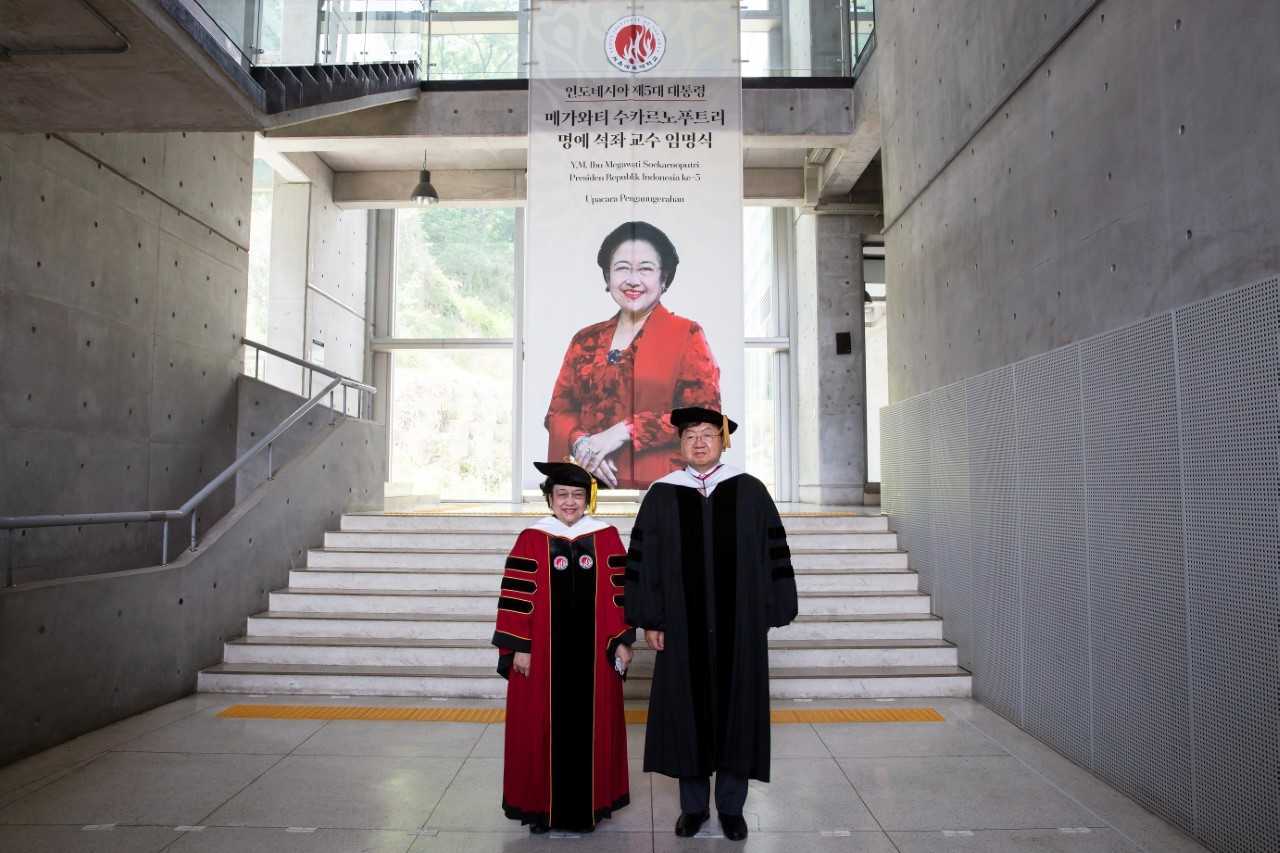 Megawati Soekarnoputri, the head of the Indonesian Democratic Party of Struggle, and Seoul Institute of the Arts’ President Lee Nam-sik pose for photos after a ceremony held at its campus in Ansan, Gyeonggi Province, Wednesday. (Seoul Institute of the Arts)