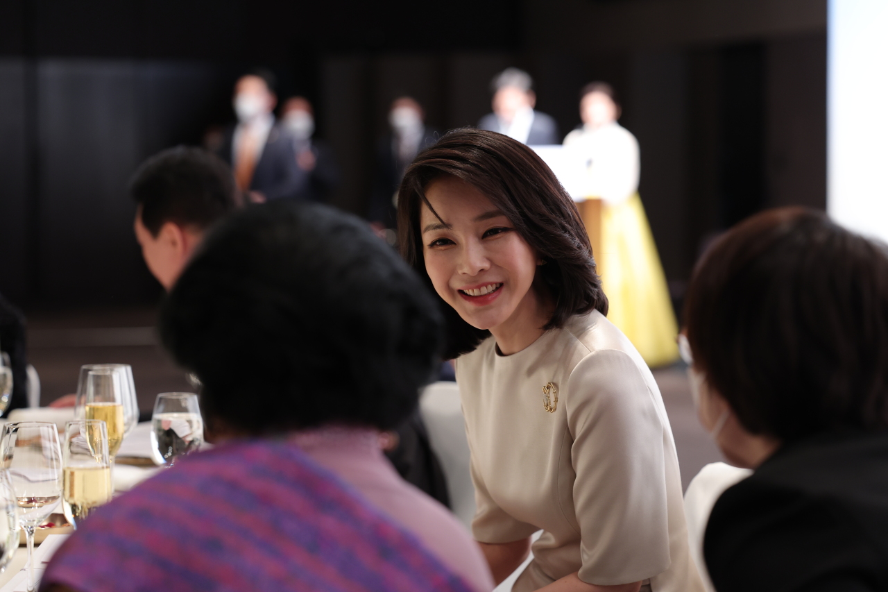 First lady Kim Keon-hee talks with attendees of Yoon’s inauguration dinner at Shilla Hotel in Seoul, Tuesday evening. (Yonhap)