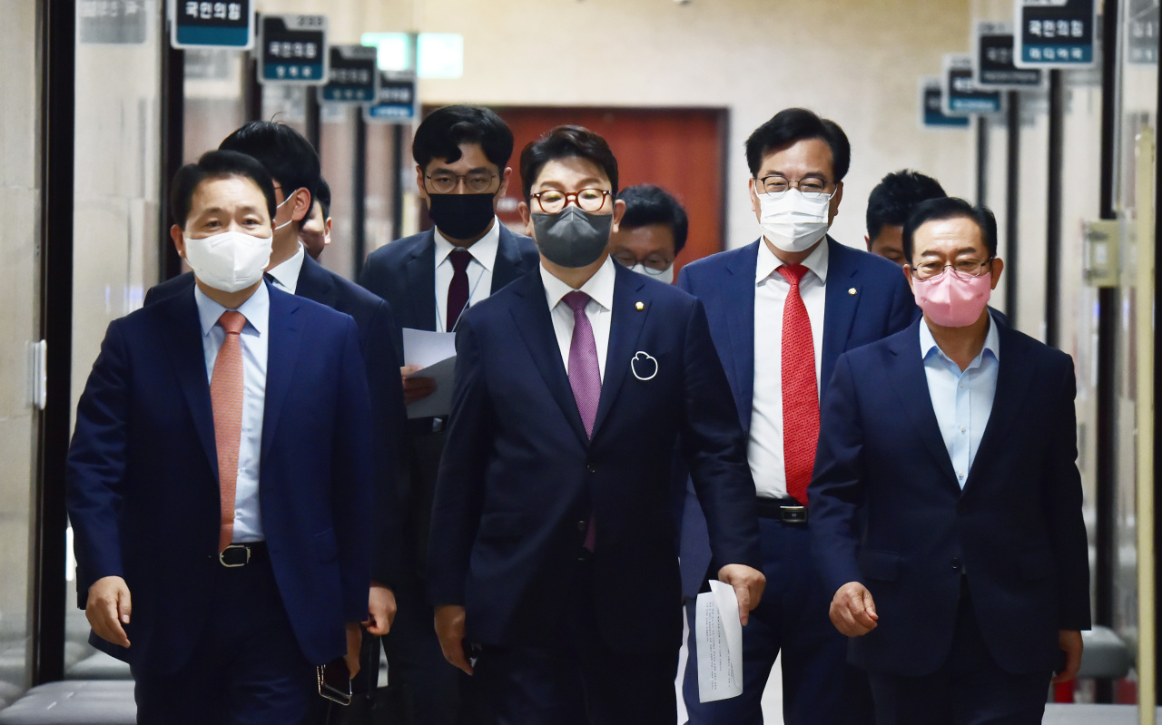 Rep. Kweon Seong-dong (center), floor leader of the ruling People Power Party, is on his way to attend a party meeting at the National Assembly in Seoul on Wednesday. (Joint Press Corps)